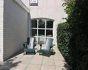 Genieen Sie die Sonne auf der Terrasse des Ferienhauses D 618 in De Cocksdorp, Texel, umgeben von grner Natur und Ruhe.