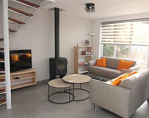 Gezellige woonkamer van Vakantiehuis D 481 in De Cocksdorp, Texel, met moderne inrichting en comfortabele zithoek.