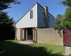 Vakantiehuis A 383 in De Cocksdorp, Texel biedt een serene tuin met terras, ideaal voor een ontspannen verblijf op de Waddeneilanden.