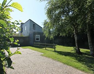 Vakantiehuis A 383 in De Cocksdorp, Texel biedt een serene omgeving met groene tuin en zonnig terras, ideaal voor ontspanning op de Waddeneilanden.