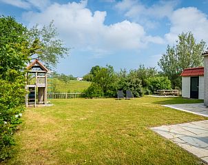 Ruime tuin van Vakantiehuis D 473 in De Cocksdorp, Texel. Geniet van het groene uitzicht en ontspannen sfeer op de Waddeneilanden.