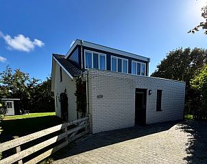 Vakantiehuis F 609 in De Cocksdorp, Texel, met moderne architectuur en omgeven door natuur, ideaal voor een ontspannen verblijf op de Waddeneilanden.