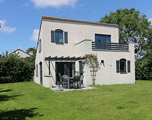 Vakantiehuis F 609 in De Cocksdorp, Texel, biedt een ruime tuin en een uitnodigend terras voor een ontspannen verblijf op de Waddeneilanden.