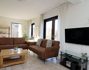 Gezellige woonkamer van Vakantiehuis B 261 in De Cocksdorp, Texel. Comfortabele zithoek met veel lichtinval en uitzicht op de tuin.