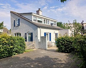 Vakantiehuis F 549 in De Cocksdorp, Texel biedt een charmante buitenkant met zonnig terras, ideaal voor een ontspannen verblijf op de Waddeneilanden.