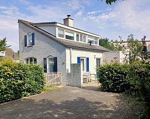 Vakantiehuis F 549 in De Cocksdorp, Texel, biedt een charmante buitenkant met ruime tuin en terras, ideaal voor een ontspannen verblijf op de Waddeneilanden.
