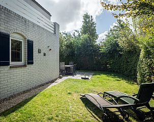 Geniet van de serene tuin van Vakantiehuis F 549 in De Cocksdorp, Texel. Ontspan op het terras van deze charmante vakantiewoning op de Waddeneilanden.