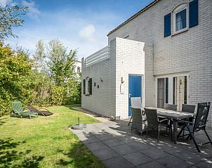 Geniet van de zon op het terras van Vakantiehuis F 549 in De Cocksdorp, Texel. Ontspan in de tuin van deze charmante Waddeneiland vakantiewoning.