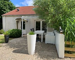 Geniet van het zonnige terras van Vakantiehuis D 585 in De Cocksdorp, Texel, een perfecte plek op de Waddeneilanden voor ontspanning.