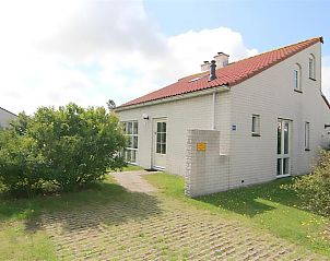 Vakantiehuis D 620 in De Cocksdorp, Texel, biedt een serene buitenkant met groene omgeving en uitnodigend terras voor een ontspannen verblijf.