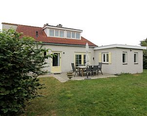 Vakantiehuis D 622 in De Cocksdorp, Texel biedt een charmant terras met tuinmeubilair, ideaal voor ontspanning op de Waddeneilanden.