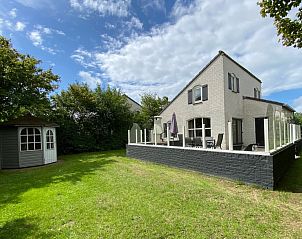 Vakantiehuis E 417 in De Cocksdorp op Texel biedt een ruim terras en groene tuin, ideaal voor een ontspannen verblijf op de Waddeneilanden.