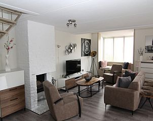 Gezellige woonkamer van Vakantiehuis D 728 in De Cocksdorp, Texel, met comfortabele zithoek en moderne inrichting op de Waddeneilanden.