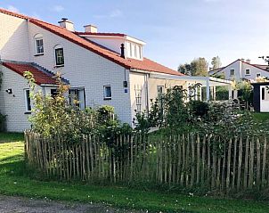 Vakantiehuis D 748 in De Cocksdorp, Texel, biedt een charmant verblijf met een zonnig terras en groene tuin, ideaal voor een ontspannen vakantie.