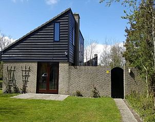 Vakantiehuis A 275 in De Cocksdorp, Texel, biedt een serene buitenruimte met groene tuin en moderne architectuur op de Waddeneilanden.