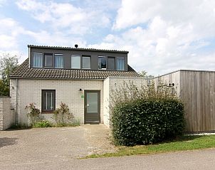 Vakantiehuis F 767 in De Cocksdorp, Texel biedt een charmante buitenaanzicht van de vakantiewoning, ideaal gelegen op de Waddeneilanden.