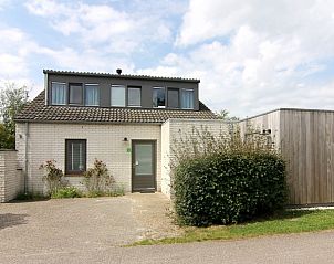 Vakantiehuis F 767 in De Cocksdorp, Texel met moderne architectuur en groene omgeving op de Waddeneilanden.