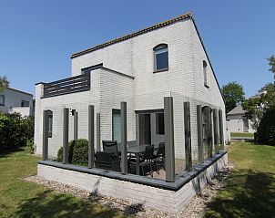 Vakantiehuis F 767 in De Cocksdorp, Texel biedt een ruime buitenruimte met terras voor ontspanning op de Waddeneilanden.