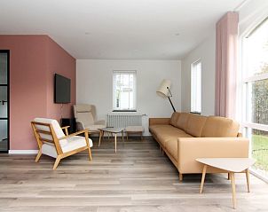 Stijlvolle woonkamer in Vakantiehuis F 767, De Cocksdorp, Texel met moderne inrichting en ruime zithoek voor ontspanning.