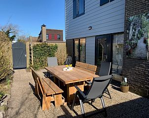 Geniet van het zonnige terras bij Vakantiehuis A 143 in De Cocksdorp, Texel, met comfortabele zitplaatsen voor een ontspannen verblijf.