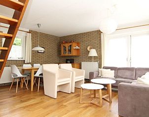 Gezellige woonkamer van Vakantiehuis C 321 in De Cocksdorp, Texel, met comfortabele zithoek en eethoek voor een ontspannen verblijf.