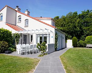 Vakantiehuis D 770 in De Cocksdorp, Texel biedt een charmant terras met tuinmeubilair, omgeven door groene natuur en rust.