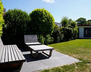 Ontspan op het zonnige terras van Vakantiehuis D 770 in De Cocksdorp, Texel, omgeven door weelderige natuur en rustgevende tuinen.