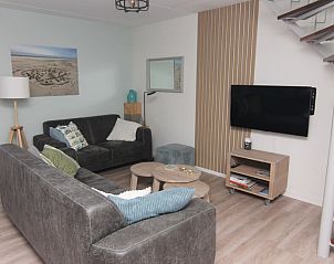Gezellige woonkamer van Vakantiehuis D 770 in De Cocksdorp, Texel met comfortabele banken en moderne inrichting.