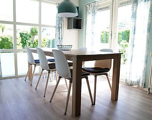 Lichte eetkamer in Vakantiehuis D 770, De Cocksdorp, Texel. Geniet van het uitzicht op de tuin door de grote ramen van deze vakantiewoning.