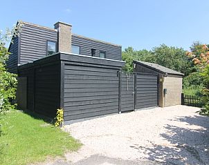 Vakantiehuis C 081 in De Cocksdorp, Texel, biedt een moderne buitenkant met houten gevels en rustige omgeving op de Waddeneilanden.