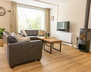 Gezellige woonkamer van Vakantiehuis D 427 in De Cocksdorp, Texel, met moderne inrichting en comfortabele zithoek.