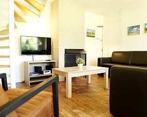 Gezellige woonkamer in Vakantiehuis D 415, De Cocksdorp, Texel, met comfortabele zithoek en moderne inrichting voor een ontspannen verblijf.