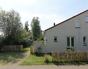 Vakantiehuis D 610 in De Cocksdorp op Texel, Waddeneilanden, met een charmante tuin en omgeven door groene natuur.