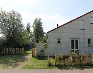 Vakantiehuis D 610 in De Cocksdorp, Texel, biedt een charmante buitenruimte met een omheinde tuin en groene omgeving op de Waddeneilanden.