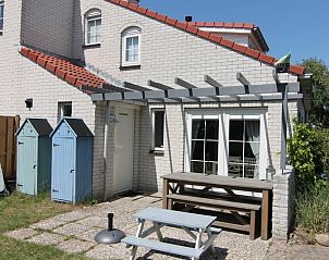Geniet van de zon op het terras van Vakantiehuis D 610 in De Cocksdorp, Texel. Perfecte plek voor ontspanning op de Waddeneilanden.