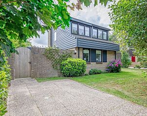 Vakantiehuis A 141 in De Cocksdorp, Texel, biedt een charmante buitenruimte met groene tuin en uitnodigend terras voor ontspanning op de Waddeneilanden.