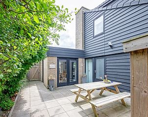 Geniet van de zonnige patio bij Vakantiehuis A 141 in De Cocksdorp, Texel. Ontspan buiten in deze prachtige vakantiewoning op de Waddeneilanden.