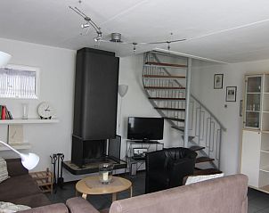 Gezellige woonkamer in Vakantiehuis D 734, De Cocksdorp, Texel met moderne inrichting en sfeervolle open haard.