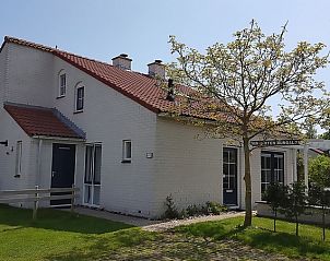 Vakantiehuis D 612 in De Cocksdorp, Texel, biedt een charmant verblijf met groene omgeving en zonnig terras op de Waddeneilanden.