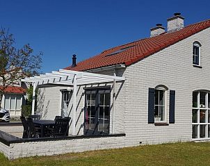 Geniet van Vakantiehuis D 612 in De Cocksdorp, Texel. Ontdek de charmante veranda van deze prachtige vakantiewoning op de Waddeneilanden.