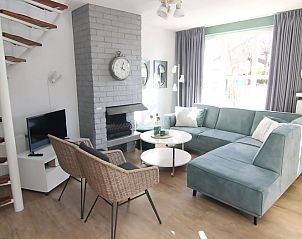 Gezellige woonkamer van Vakantiehuis D 612 in De Cocksdorp, Texel, met moderne inrichting en ruime zithoek voor ultiem comfort.