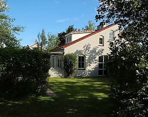 Vakantiehuis D 720 in De Cocksdorp, Texel, omgeven door groene natuur en rustieke charme, ideaal voor een ontspannen verblijf op de Waddeneilanden.