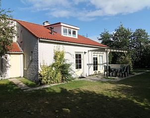 Vakantiehuis D 720 in De Cocksdorp, Texel, met zonnig terras en groene tuin, ideaal voor een ontspannen verblijf op de Waddeneilanden.