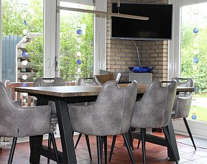 Gezellige eetkamer in Vakantiehuis A 267, De Cocksdorp, Texel. Comfortabele stoelen en veel lichtinval voor een ontspannen verblijf.
