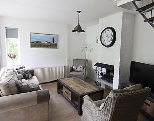 Gezellige woonkamer van Vakantiehuis D 735 in De Cocksdorp, Texel, met comfortabele zithoek en sfeervolle open haard.