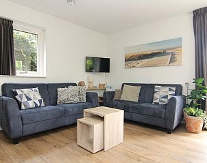 Gezellige woonkamer in Vakantiehuis A 287, De Cocksdorp, Texel, met comfortabele banken en moderne inrichting voor een ontspannen verblijf.