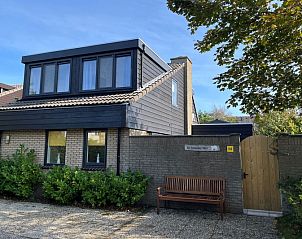 Vakantiehuis B 193 in De Cocksdorp, Texel biedt een charmant verblijf met een uitnodigende buitenruimte en groene omgeving op de Waddeneilanden.