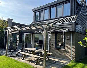 Vakantiehuis B 193 in De Cocksdorp, Texel, met zonnig terras en moderne architectuur, ideaal voor een ontspannen verblijf op de Waddeneilanden.