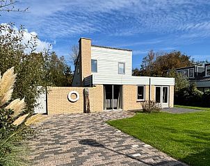 Vakantiehuis B 011 in De Cocksdorp, Texel, biedt een serene vakantie-ervaring met moderne architectuur en een groene omgeving.