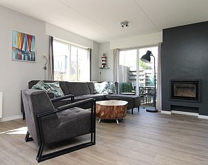 Gezellige woonkamer in Vakantiehuis B 011, De Cocksdorp, Texel, met moderne inrichting en uitzicht op de tuin van het Waddeneiland.